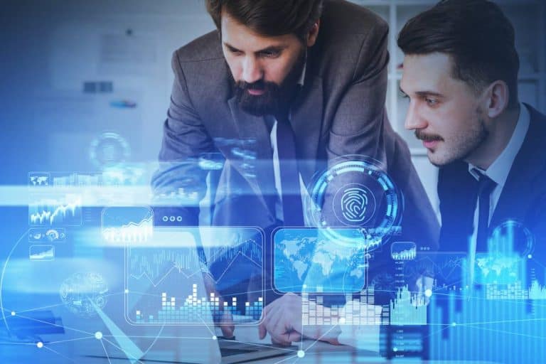 Hommes analysant des données numériques interactives.