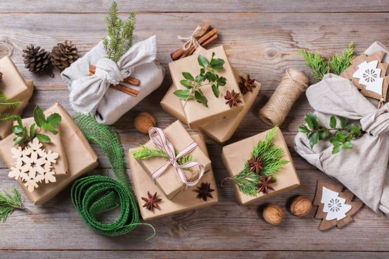 Cadeaux emballés avec décoration naturelle et rubans verts.