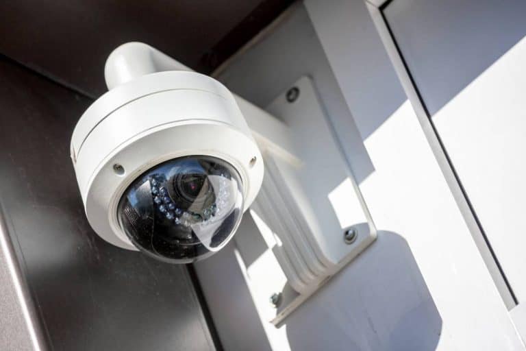 Caméra de surveillance en extérieur sur un mur.