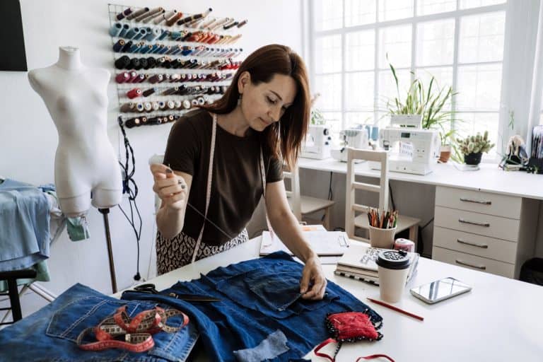 Femme cousant dans un atelier de couture lumineux.
