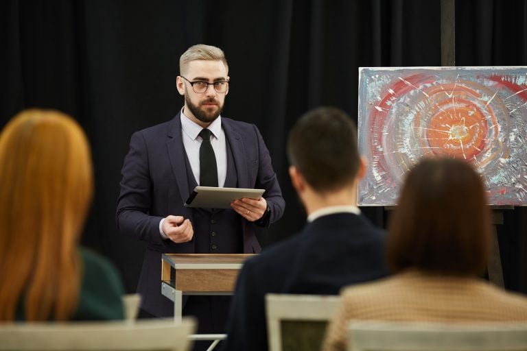Homme en costume fait une présentation.